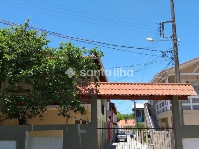 Casa à venda com 143m², 6 quartos, 1 vaga no bairro Armação em Florianópolis - Foto 4