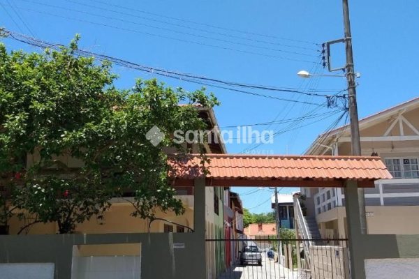 Casa à venda com 143m², 6 quartos, 1 vaga no bairro Armação em Florianópolis