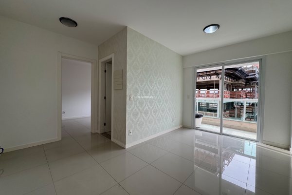 Apartamento à venda com 45m², 1 quarto, 1 vaga no bairro Pantanal em Florianópolis