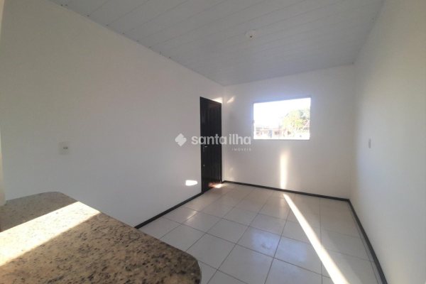 Casa para alugar com 50m², 2 quartos, 2 vagas no bairro Campeche em Florianópolis