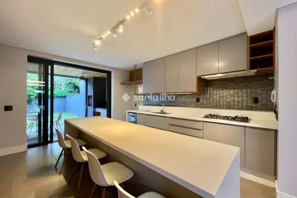 Casa à venda com 173m², 3 quartos, 3 suítes, 2 vagas no bairro Morro das Pedras em Florianópolis