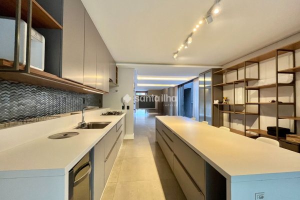 Casa à venda com 173m², 3 quartos, 3 suítes, 2 vagas no bairro Morro das Pedras em Florianópolis