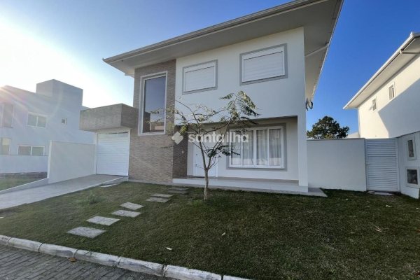 Casa em Condomínio para alugar ou comprar com 247m², 4 quartos, 1 suíte, 3 vagas no bairro Campeche em Florianópolis