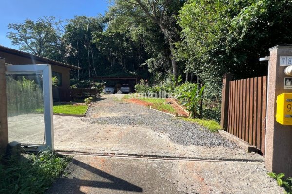 Casa à venda com 220m², 5 quartos, 2 suítes, 4 vagas no bairro Rio Tavares em Florianópolis