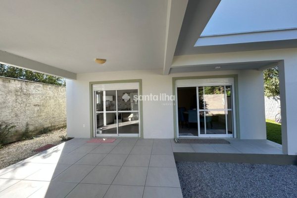 Casa à venda com 204m², 5 quartos, 4 suítes, 2 vagas no bairro Ribeirão da Ilha em Florianópolis
