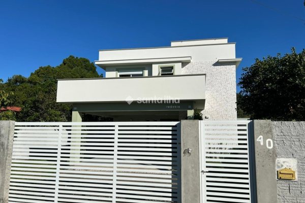 Casa à venda com 204m², 5 quartos, 4 suítes, 2 vagas no bairro Ribeirão da Ilha em Florianópolis