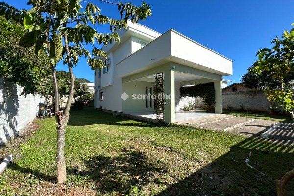 Casa à venda com 204m², 5 quartos, 4 suítes, 2 vagas no bairro Ribeirão da Ilha em Florianópolis