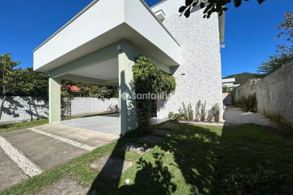 Casa à venda com 204m², 5 quartos, 4 suítes, 2 vagas no bairro Ribeirão da Ilha em Florianópolis