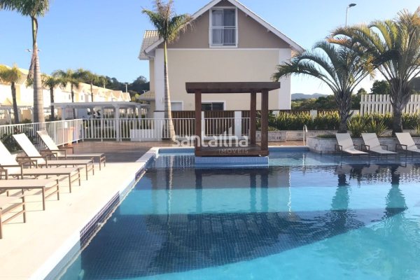 Casa em Condomínio à venda com 101m², 3 quartos, 1 suíte, 1 vaga no bairro Morro das Pedras em Florianópolis