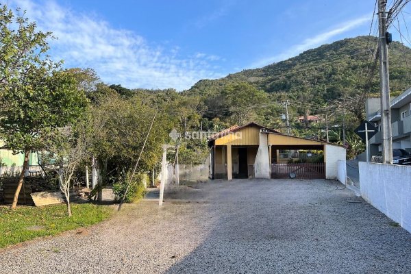Terreno à venda com 836m², 2 vagas no bairro Ribeirão da Ilha em Florianópolis