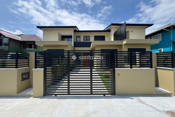 Casa à venda com 127m², 4 quartos, 1 suíte, 2 vagas no bairro Campeche em Florianópolis