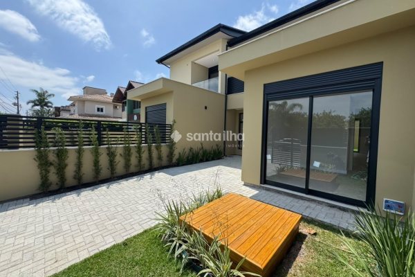Casa à venda com 127m², 4 quartos, 1 suíte, 2 vagas no bairro Campeche em Florianópolis