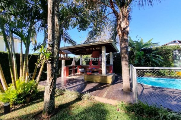 Casa para alugar ou comprar com 276m², 5 quartos, 1 suíte, 4 vagas no bairro Campeche em Florianópolis
