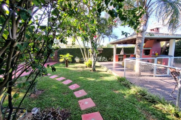 Casa para alugar ou comprar com 276m², 5 quartos, 1 suíte, 4 vagas no bairro Campeche em Florianópolis