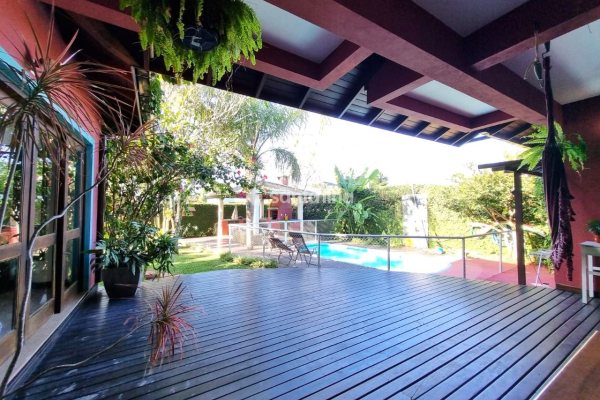 Casa para alugar ou comprar com 276m², 5 quartos, 1 suíte, 4 vagas no bairro Campeche em Florianópolis