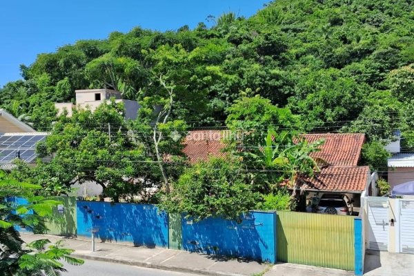 Casa à venda com 290m², 4 quartos, 1 suíte, 4 vagas no bairro Rio Tavares em Florianópolis