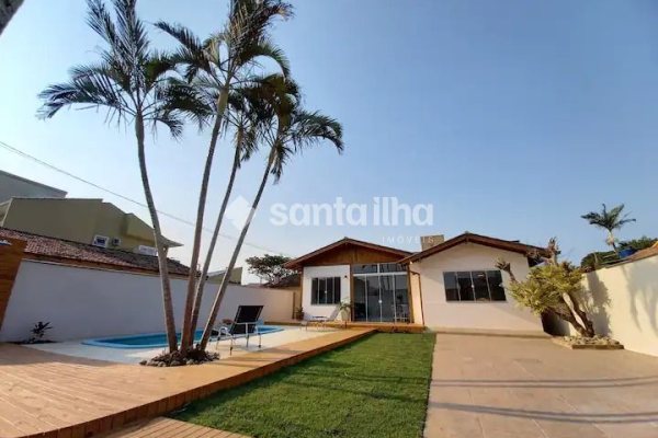 Casa à venda com 140m², 3 quartos, 3 suítes, 3 vagas no bairro Campeche em Florianópolis