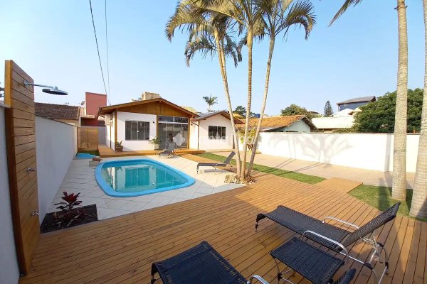 Casa à venda com 140m², 3 quartos, 3 suítes, 3 vagas no bairro Campeche em Florianópolis
