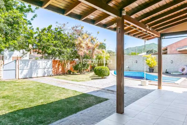 Casa à venda com 327m², 5 quartos, 3 suítes, 5 vagas no bairro Campeche em Florianópolis