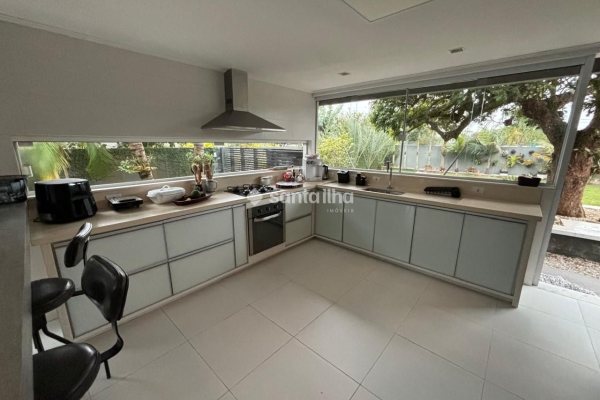 Casa em Condomínio à venda com 202m², 3 quartos, 3 suítes, 4 vagas no bairro Campeche em Florianópolis