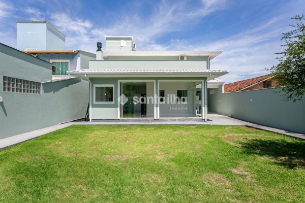 Casa à venda com 302m², 3 quartos, 1 suíte, 3 vagas no bairro Ribeirão da Ilha em Florianópolis