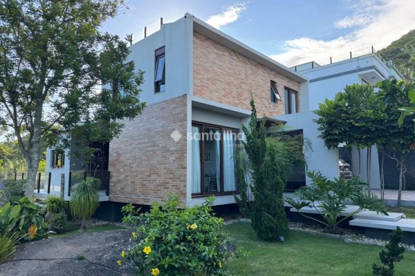 Casa à venda com 268m², 3 quartos, 2 suítes, 4 vagas no bairro Campeche em Florianópolis