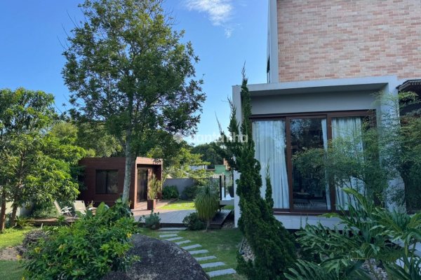 Casa à venda com 268m², 3 quartos, 2 suítes, 4 vagas no bairro Campeche em Florianópolis