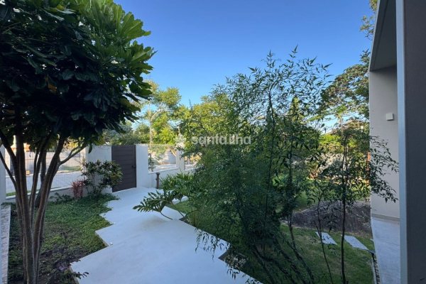Casa à venda com 268m², 3 quartos, 2 suítes, 4 vagas no bairro Campeche em Florianópolis