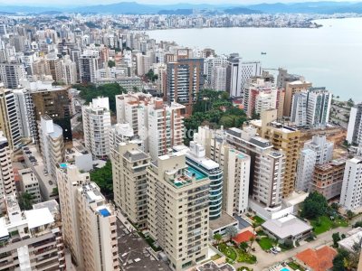 Apartamento à venda com 122m², 3 quartos, 3 suítes, 2 vagas no bairro Centro em Florianópolis - Foto 27