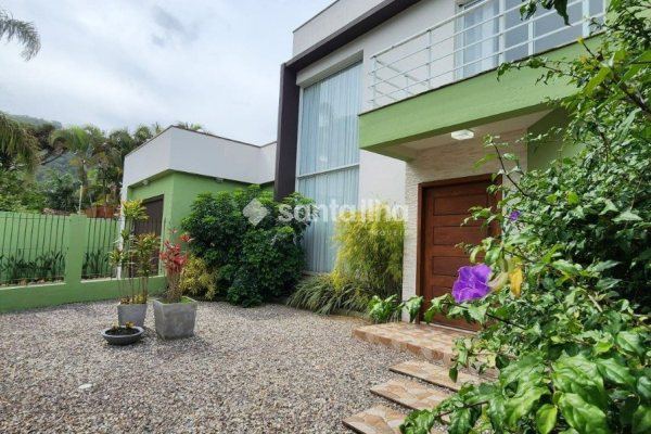 Casa à venda com 352m², 4 quartos, 4 suítes, 2 vagas no bairro Armação em Florianopolis