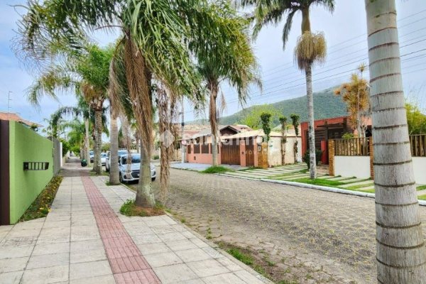 Casa à venda com 352m², 4 quartos, 4 suítes, 2 vagas no bairro Armação em Florianopolis