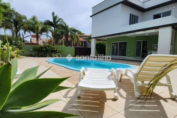 Casa à venda com 352m², 4 quartos, 4 suítes, 2 vagas no bairro Armação em Florianopolis