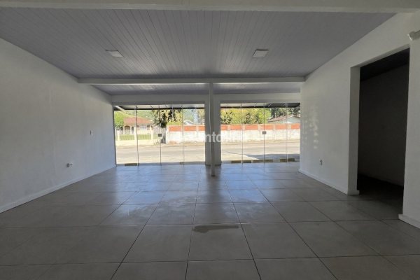 Loja para alugar com 47m², 2 vagas no bairro Ribeirão da Ilha em Florianópolis