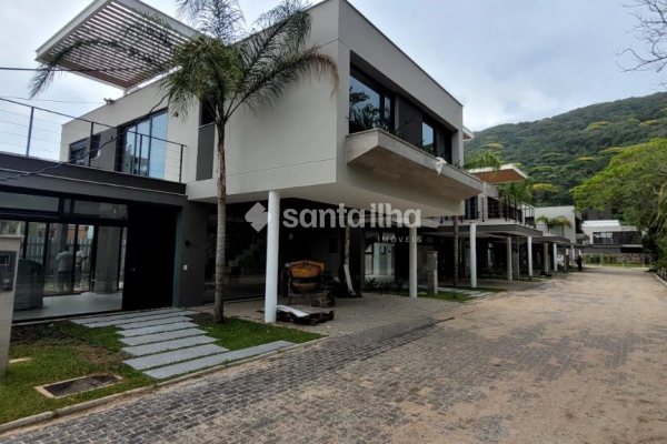 Casa em Condomínio à venda com 341m², 4 quartos, 4 suítes, 2 vagas no bairro Lagoa da Conceição em Florianópolis