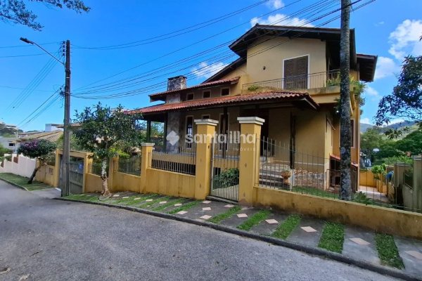 Casa à venda com 430m², 4 quartos, 1 suíte, 4 vagas no bairro Lagoa da Conceição em Florianópolis