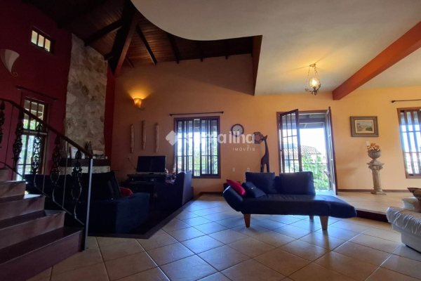 Casa à venda com 430m², 4 quartos, 1 suíte, 4 vagas no bairro Lagoa da Conceição em Florianópolis