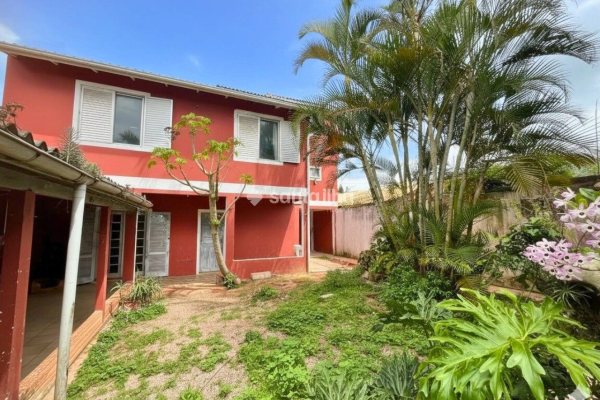 Casa à venda com 230m², 5 quartos, 4 vagas no bairro Armação em Florianópolis