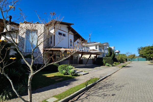 Casa em Condomínio à venda com 347m², 4 quartos, 1 suíte, 3 vagas no bairro Rio Tavares em Florianópolis