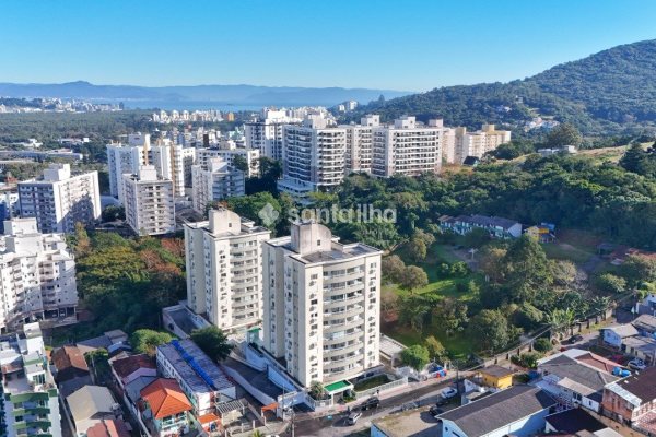 Apartamento à venda com 81m², 2 quartos, 1 suíte, 2 vagas no bairro Itacorubi em Florianópolis
