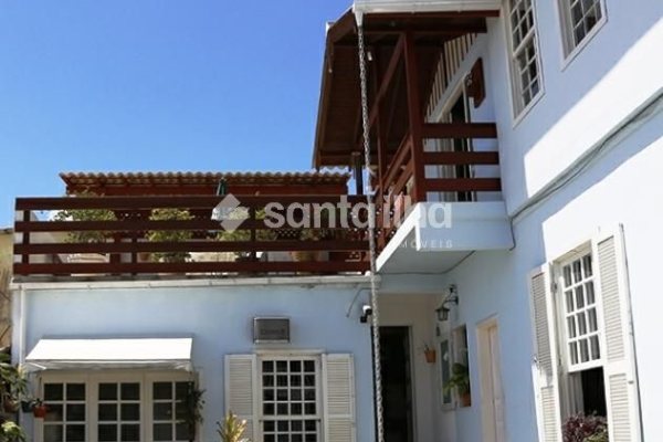 Sobrado à venda com 300m², 8 quartos, 1 suíte, 3 vagas no bairro Costeira do Pirajubaé em Florianópolis