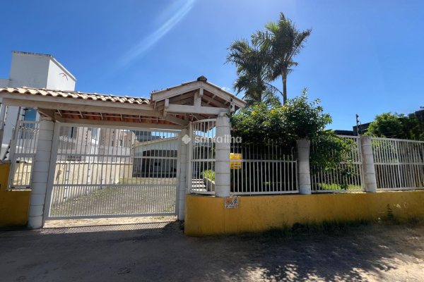 Casa à venda com 167m², 3 quartos, 1 suíte, 5 vagas no bairro Morro das Pedras em Florianópolis