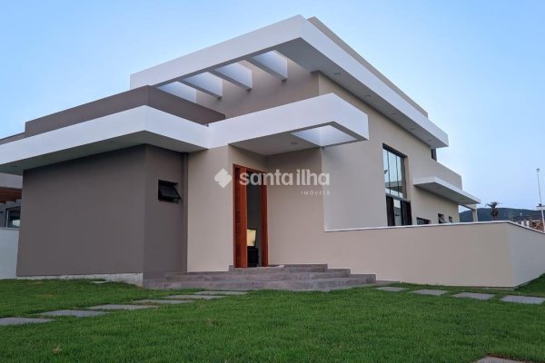 Casa à venda com 140m², 4 quartos, 2 suítes, 3 vagas no bairro Rio Vermelho em Florianópolis