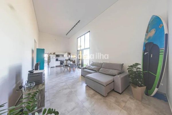 Casa à venda com 140m², 4 quartos, 2 suítes, 3 vagas no bairro Rio Vermelho em Florianópolis