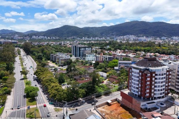 Cobertura à venda com 142m², 3 quartos, 1 suíte, 2 vagas no bairro Córrego Grande em Florianópolis