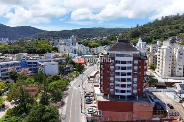 Cobertura à venda com 142m², 3 quartos, 1 suíte, 2 vagas no bairro Córrego Grande em Florianópolis
