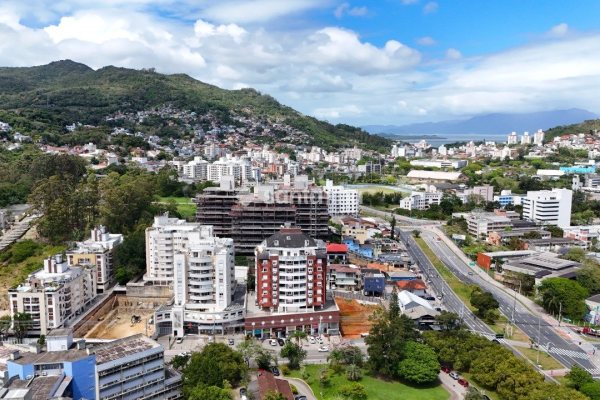 Cobertura à venda com 142m², 3 quartos, 1 suíte, 2 vagas no bairro Córrego Grande em Florianópolis