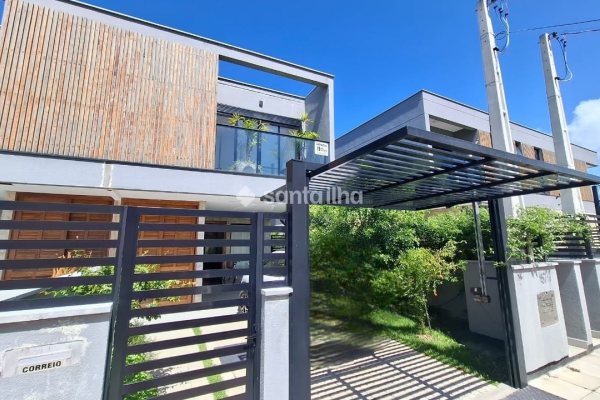 Casa à venda com 113m², 3 quartos, 1 suíte, 2 vagas no bairro Campeche em Florianópolis