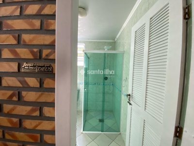 Casa à venda com 180m², 3 quartos, 1 suíte, 2 vagas no bairro Armação em Florianópolis - Foto 24