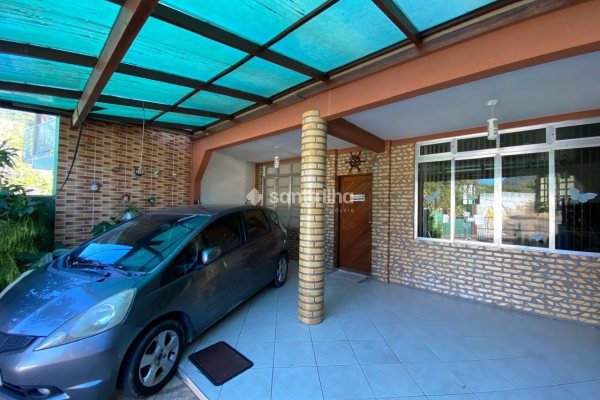 Casa à venda com 180m², 3 quartos, 1 suíte, 2 vagas no bairro Armação em Florianópolis