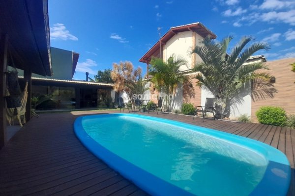 Casa à venda com 300m², 4 quartos, 1 suíte, 4 vagas no bairro Rio Tavares em Florianópolis